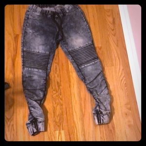 Trendy rippled jeans